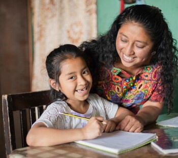 Femme et enfant péruviennes apprentissage de la lecture