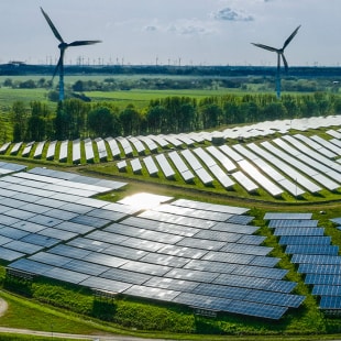 panneaux solaires et éoliennes pour illustrer les engagements chiffrés de BNP Paribas