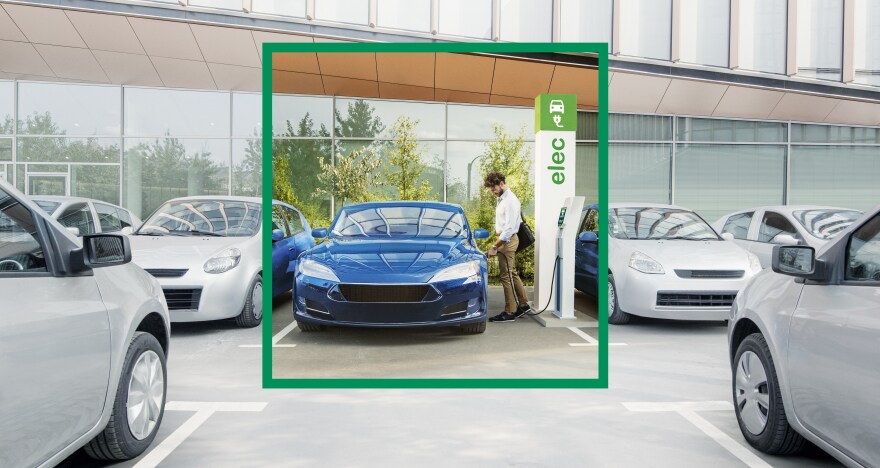 Chargement de batterie de voiture éléctrique dans un parking