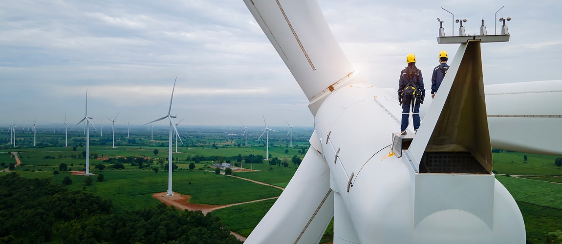 Ingénieurs d'inspection debout sur une éolienne