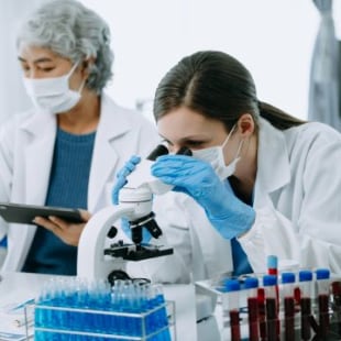 2 doctors or scientists working for medical research