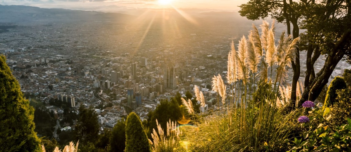 Vu depuis Monserrat sur Bogota au coucher du soleil