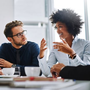 Groupes de personnes en réunion de travail