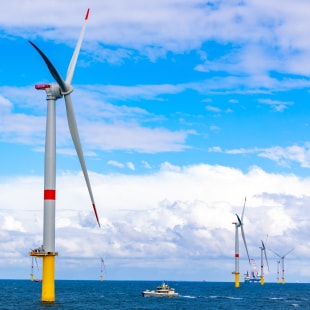 turbines à vent en mer jaune et rouge
