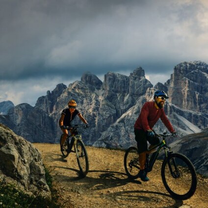 Cyclistes, homme et femme, dans les Dolomites, vélos éléctriques