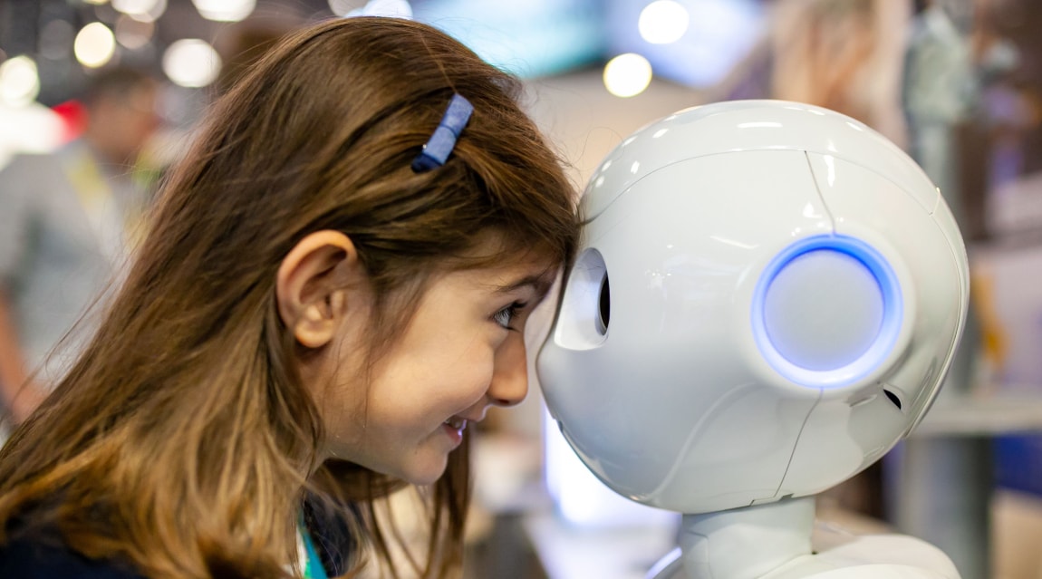 Petite fille avec un robot sur l'événement VivaTech