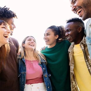 Groupe de collégiens en train de rire