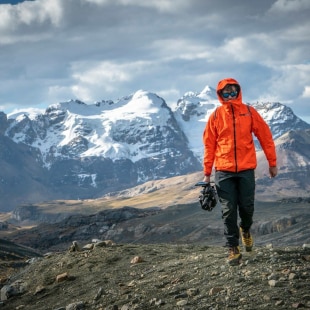 Craig Leeson avec camera en montagne