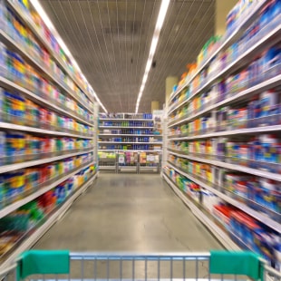 Rangé d'aliments au supermarché
