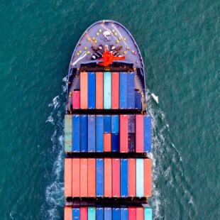 Vue de bateau cargo containers sur mer;  Logistique international import, export