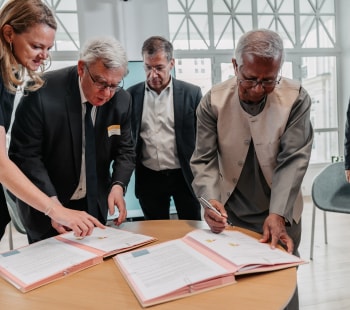 Muhammad Yunus signe le partenariat avec BNP Paribas