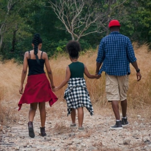 famille marchant sur un chemin vers les bois