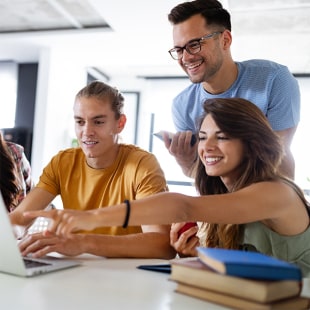 GRoupe d'étudiants en train de travailler