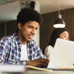 Etudiant en train d'étudier avec un ordinateur