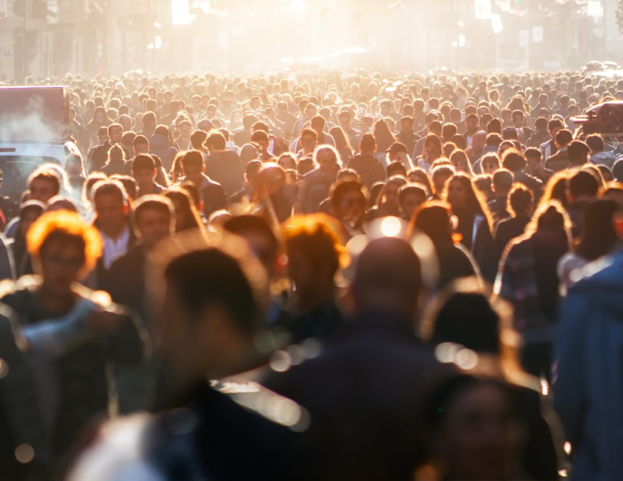 Une foule de personnes non-identifiables dans la rue