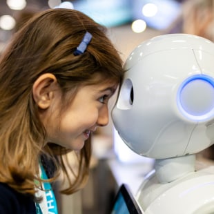 Petite fille avec un robot sur l'événement VivaTech