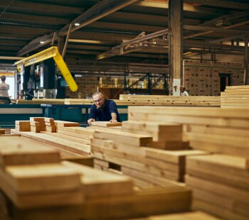 Entreprise TRECOBAT, accompagnée par BNP Paribas Entreprises pour augmenter sa capacité de production de l'usine de murs ossature bois / campagne BCEF Entreprises