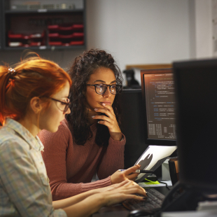 2 femmes ingénieurs informatique devant des écrans d'ordinateur