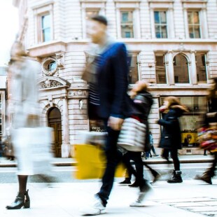 Flou de personnes dans une rue commerciale à Londres, shopping