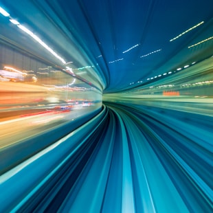 Technologie à grande vitesse illustrée par le mouvement du monorail à Tokyo au Japon