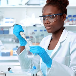 Femme scientifique dans son laboratoire