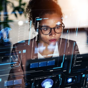 Femme devant un écran d'ordinateur futuriste