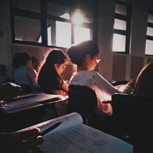Jeunes femmes à l'école