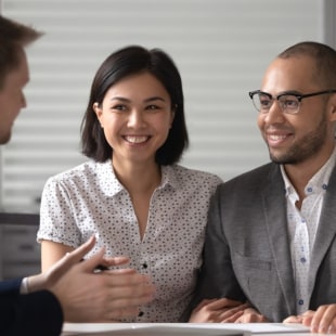 trois personnes qui discutent