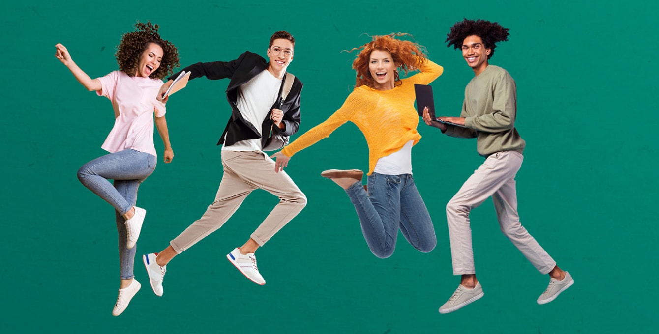 4 jeunes souriants en train de sauter