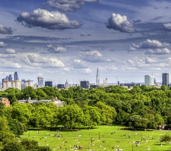Vue of London with green parc in the foreground