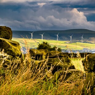 Turbines à vent, Lancashire, UK, mur de pierre sèche, nuages et verdure